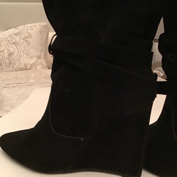 Vegan suede ankle boots, size 9,4 inch wedge heel. Has a tied bow tie in middle - Picture 8 of 10